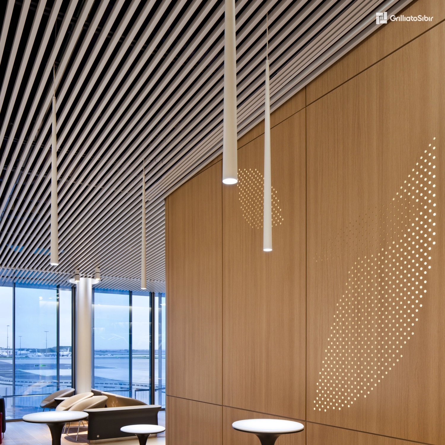 Потолок реечный s дизайн А25/АS в белом цвете в бизнес центре